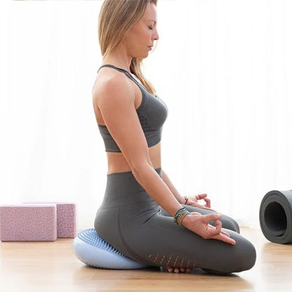 tapis du sport fille assise sur tapis pilates