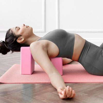 fille couchée sur brique de yoga