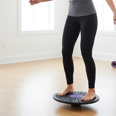 fille équilibre deux jambes planche d'équilibre