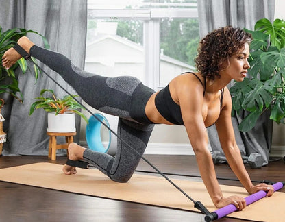 fille fait élongation jambes avec élastique musculation