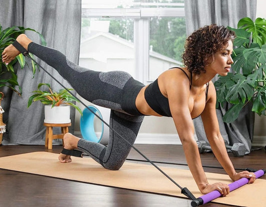 fille fait élongation jambes avec élastique musculation