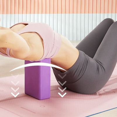 fille fait étirement dorsal sur brique de yoga