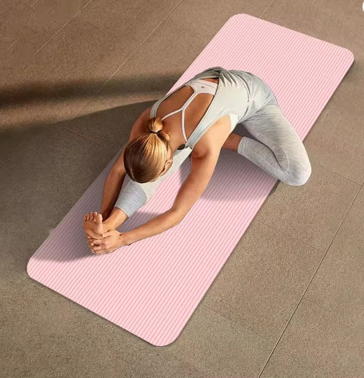 fille fait étirements tapis du sport rose