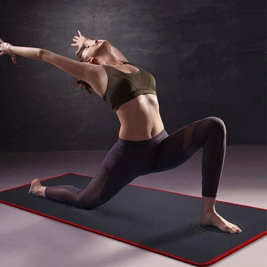 fille fait étirements tapis du sport 