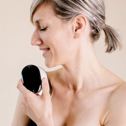 fille masse épaule appareil de massage RF