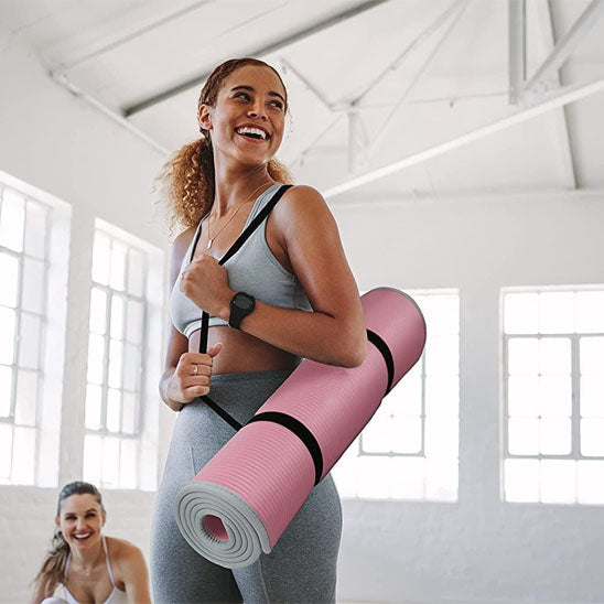 fille porte son tapis du sport