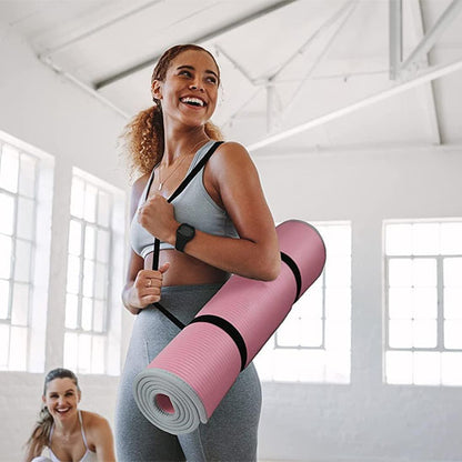fille porte son tapis du sport