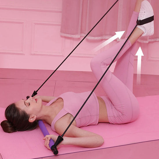 fille sur sol utilise élastique musculation