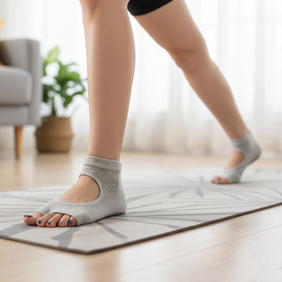 fille sur tapis avec chaussette yoga gris