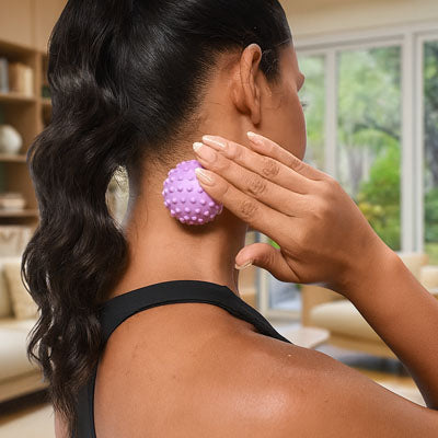 appareil de massage fille utilise balle de massage cou