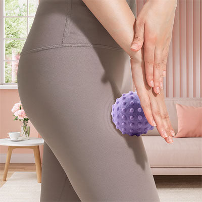  appareil de massage fille utilise balle de massage jambes