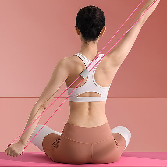 fille utilise élastique musculation poignets pour le dos