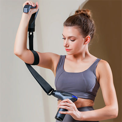 appareil de massage fille utilise pistolet de massage pour massage ceinture