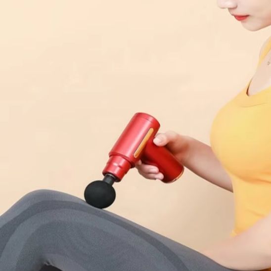 fille utilise pistolet de massage rouge jambe appareil de massage