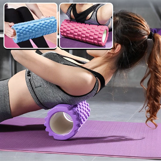 fille utilise rouleau massage bleu rose dans dos