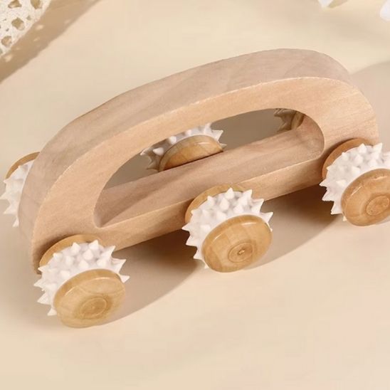 rouleau de massage bois sur dos  appareil de massage
